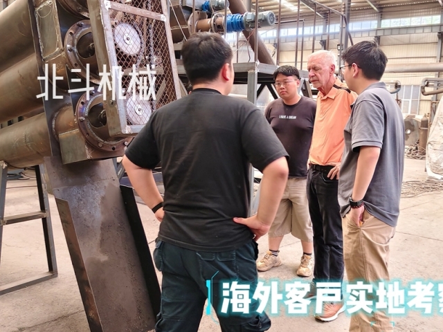 美國采購商考察炭化爐實拍紀(jì)錄