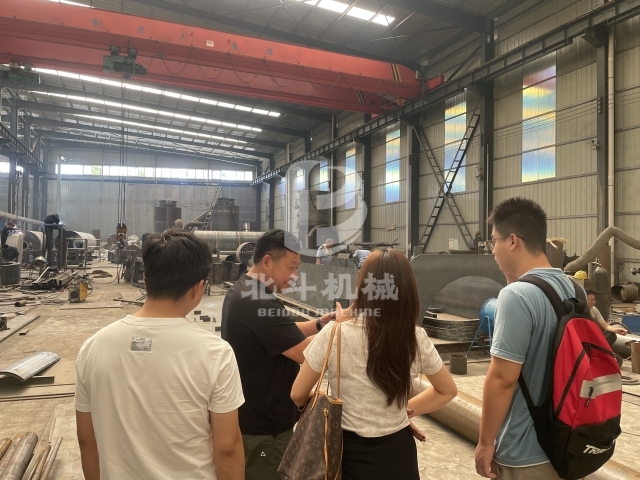 北斗機(jī)械實(shí)力引客！客戶實(shí)地考察炭化爐