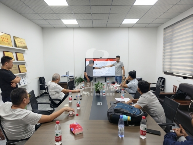 印度客戶來(lái)驗(yàn)收炭化爐,確保合作交付